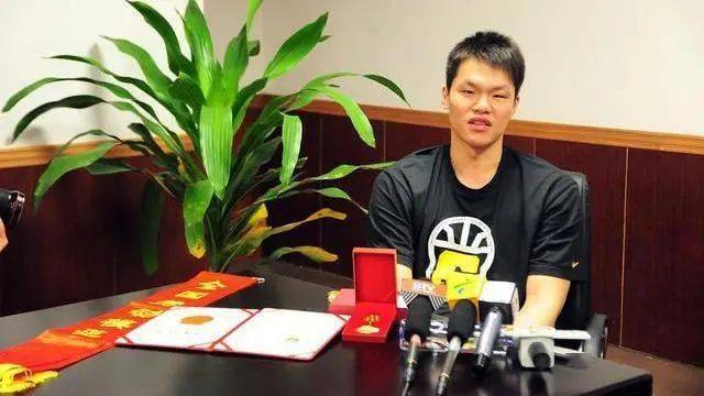 离队!广东00后投奔网红老总,有望力压郭艾伦堂弟获重用_徐杰