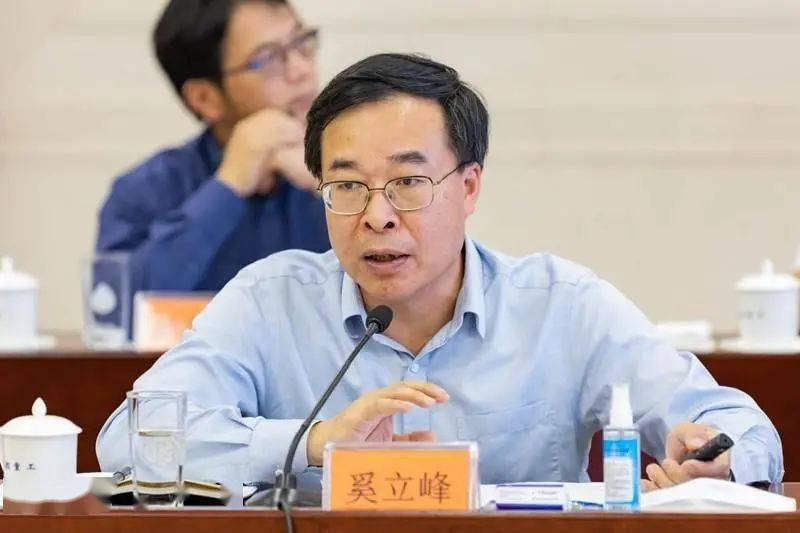 奚立峰代表上海交大汇报了双方下一步重点合作的工作设想.