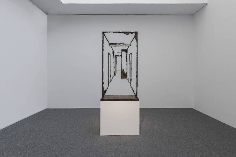 第一个展厅四面墙上,依旧展出了蔡磊的拿手作品:压缩后呈透视状态的