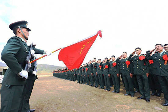 77集团军两不怕旅演出颁奖送老兵