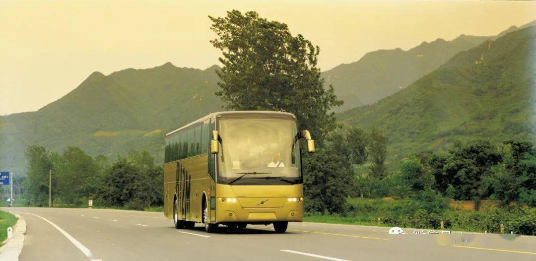 的北欧风格简洁前脸运用流线结构设计,让人一眼就能认出是沃尔沃客车