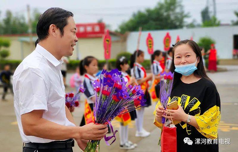 召陵区实验中学校长周耀威为教师赠送鲜花漯河小学的少先队员为教师