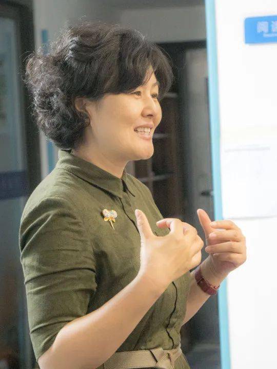 的是甜美,领受到的是恩泽……我系着"羽风飞舞"的丝巾登上这个讲台