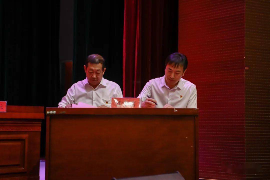 王小元代表县政府,与各乡镇签订了教育工作目标责任书.