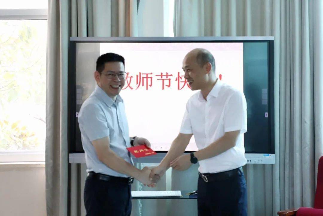 9月3日,副市长梁丽萍,市府办副主任张小安,教育局党委副书记金建光