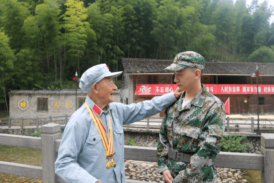 丽水94岁老红军爷爷孙子去当兵