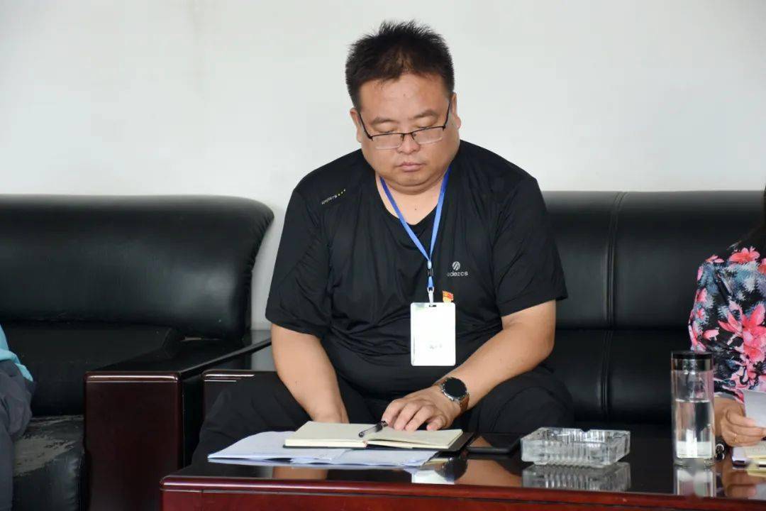 沙河市第二中学党总支召开理论学习中心组学习会议