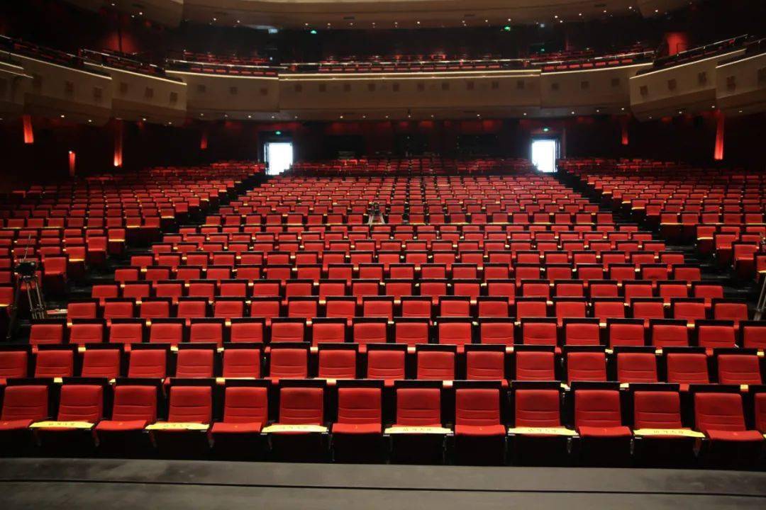 9月11日,今晚,阔别已久的琴台大剧院大舞台将被点亮,献给观众们的是