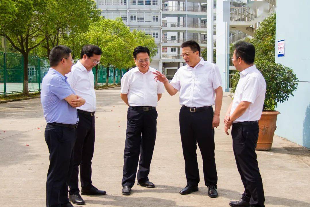 幸福关怀喜迎第36个教师节启东市委王晓斌书记亲临实小慰问