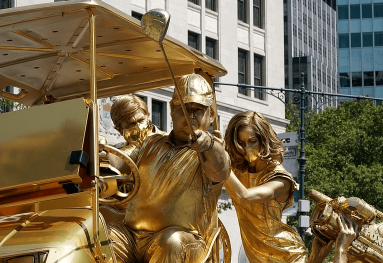 美国"空降"巨大黄金雕像!讽刺川普疫情管理失控,还频繁打高尔夫