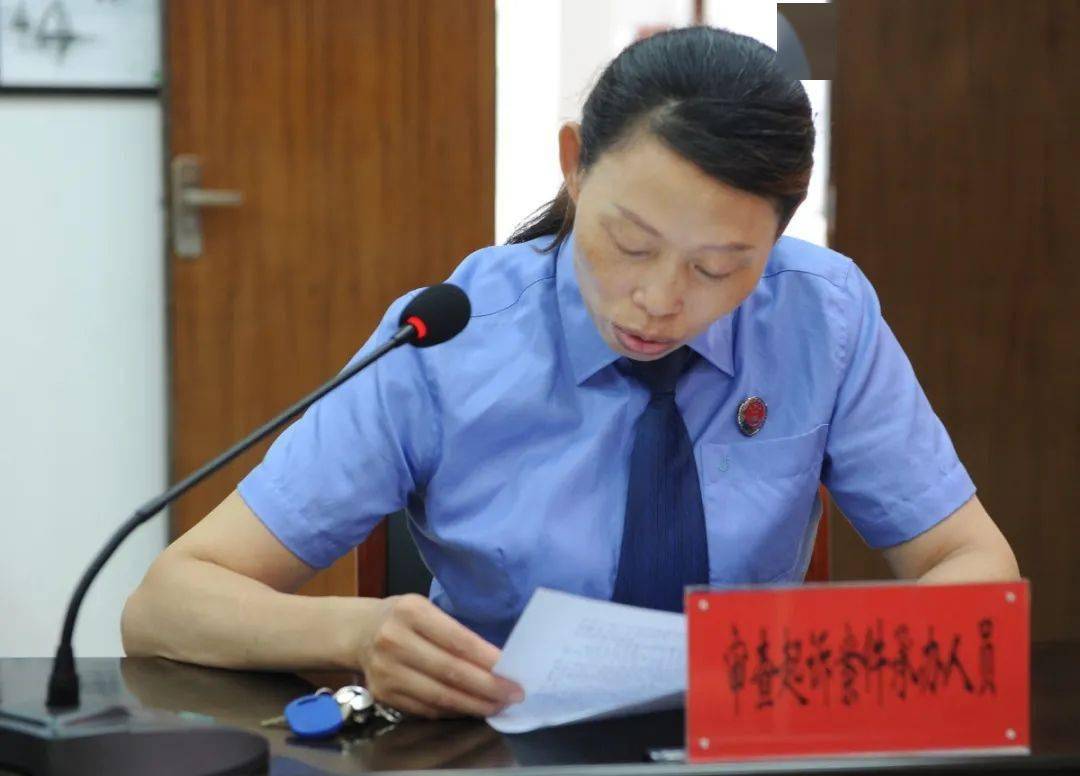 在公开听证前,晏利民检察长与承办检察官前往案发现场核实了林地复绿