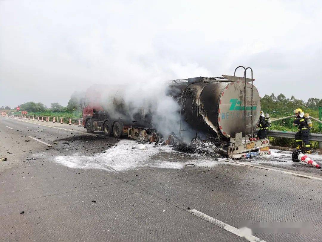 惊险油罐车高速路爆胎起火交警联合多部门紧急处置化解险情