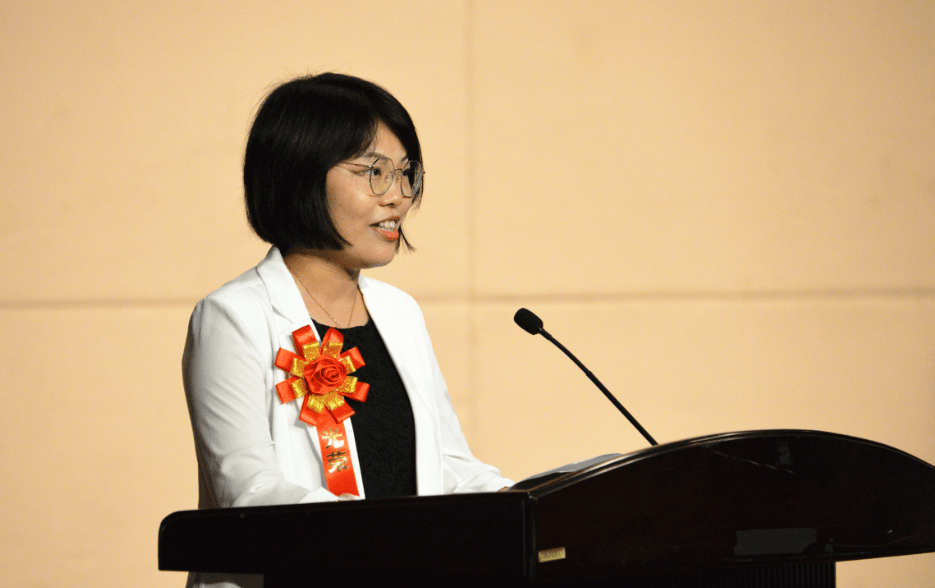 随后,劳国南,高汝强分别为荣获中山市师德标兵,中山市优秀教师,优秀