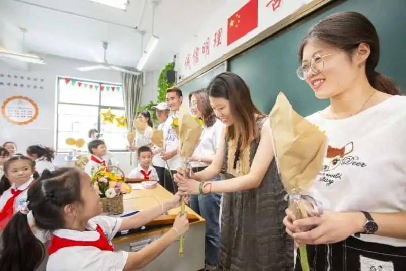 教师节婺城区口腔医院走进金华各学校开展关爱老师活动