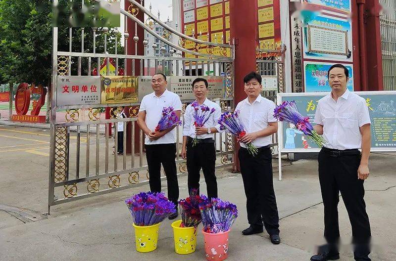 献花表敬意 节日送祝福——召陵区实验中学校领导为教师献花送祝福