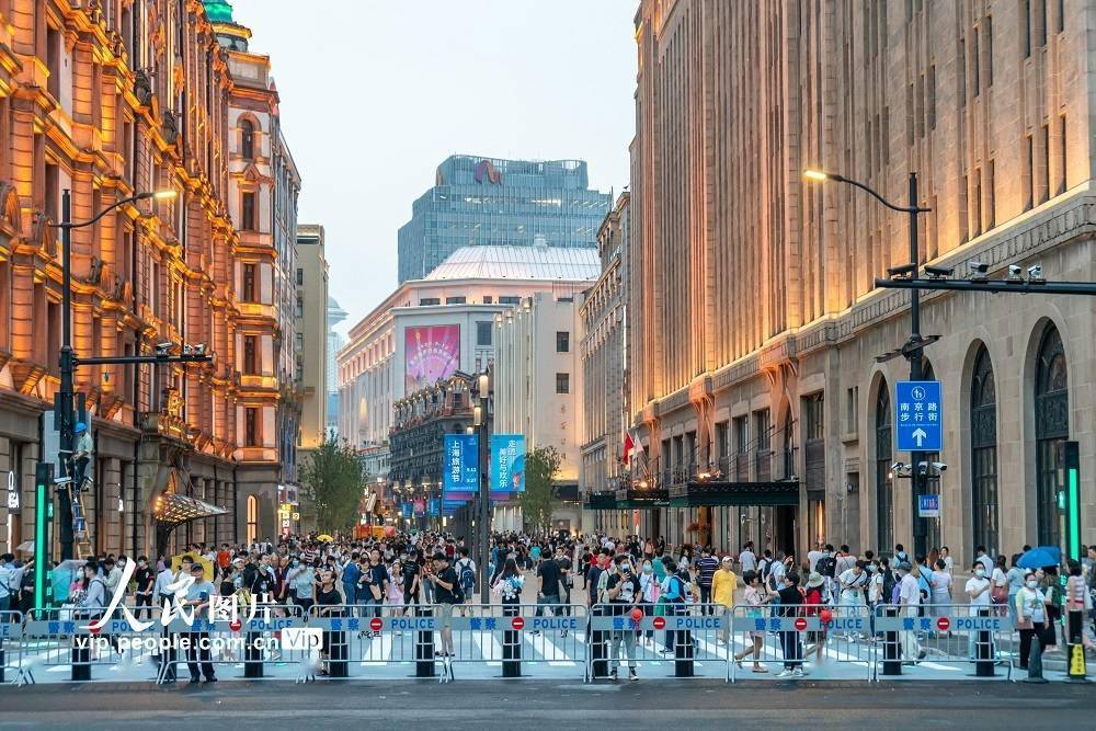 步行街上游客熙熙攘攘,夜色繁华迷人