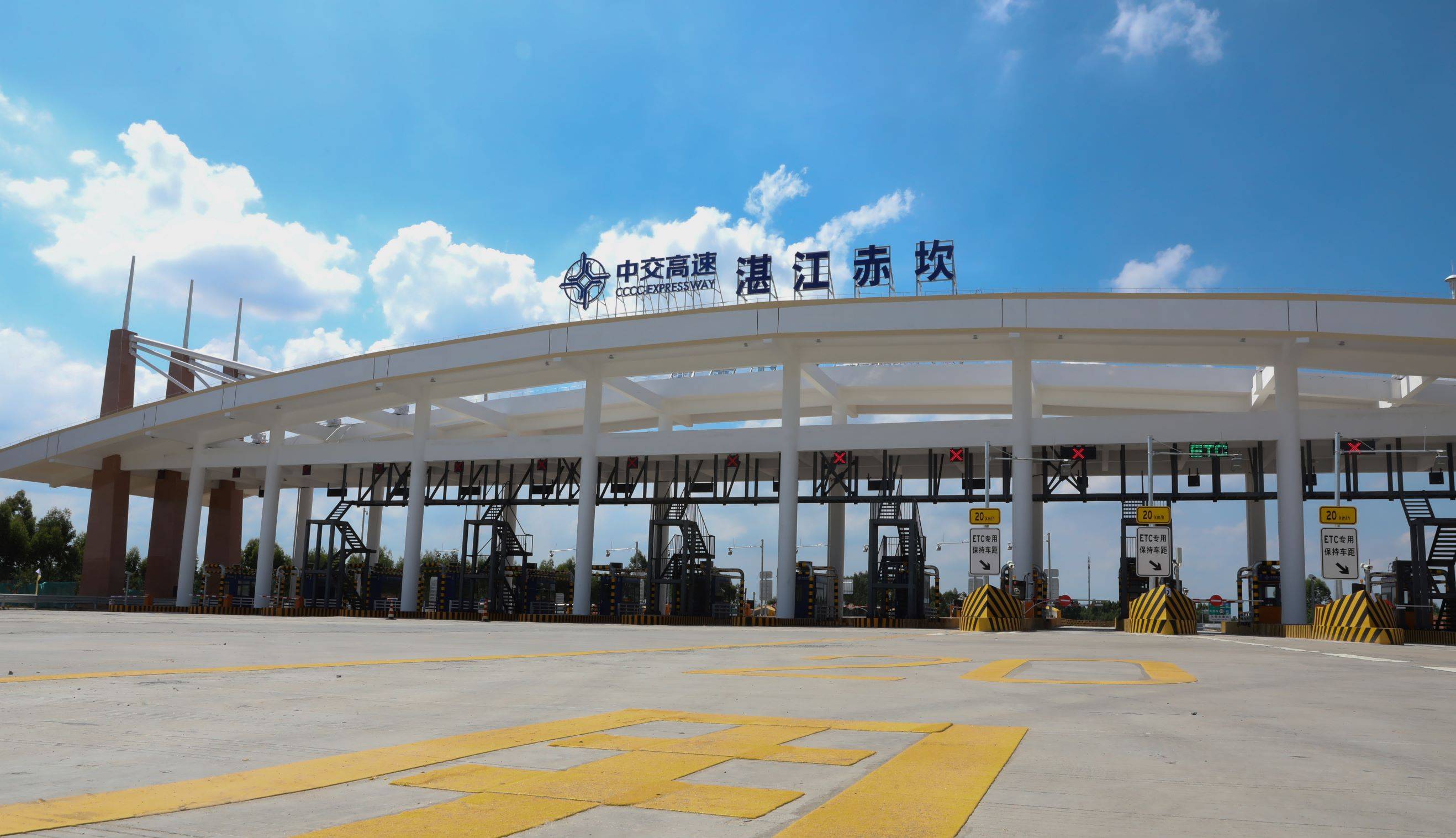 广东玉湛高速公路起于两广交界处廉江市和寮镇军田村,经廉江市,遂溪县