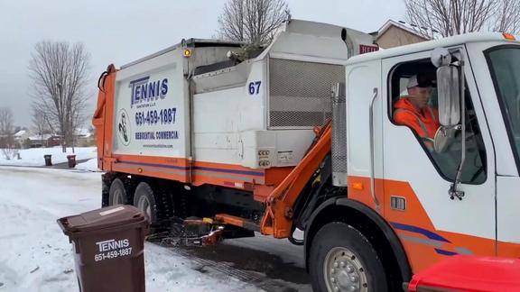 国外环卫垃圾车精准的回收垃圾箱