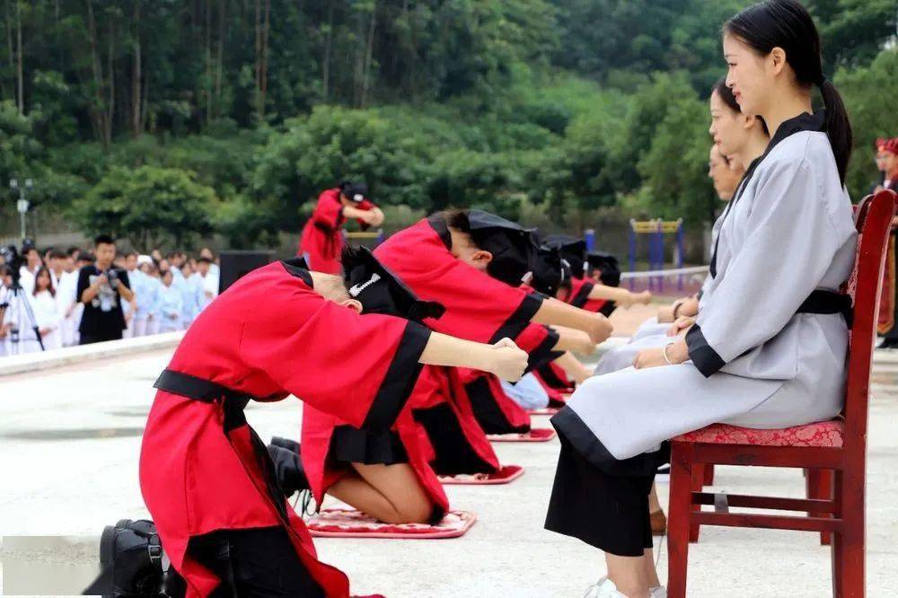 活动回顾恭行拜师礼浓浓敬师意乐山市嘉州卫生职业学校拜师礼活动圆满