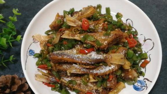 椒盐绿豆鱼,多吃能促进孩子的骨骼发育,喜欢的快来学