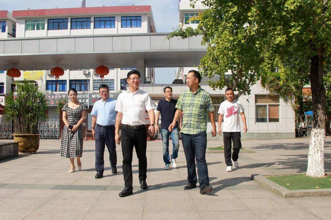 虹桥镇党委书记吴良成率队来到乐清市虹桥镇第一小学,开展教师节慰问