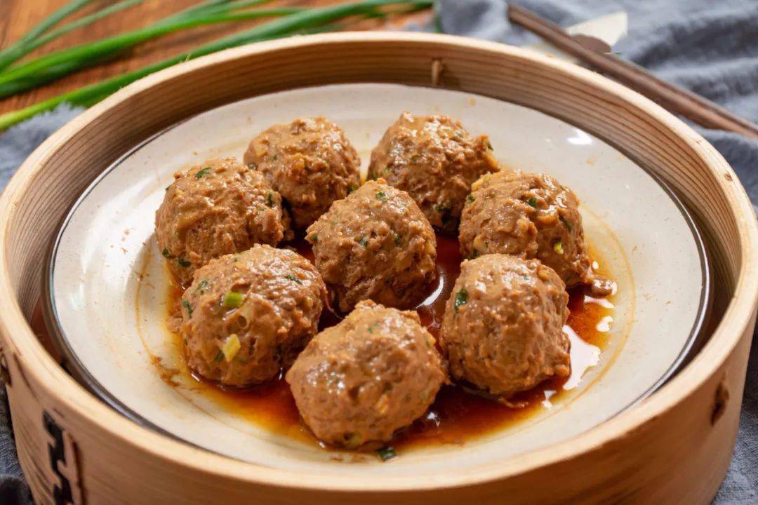 除了陈皮以外,制作陈皮牛肉丸时还加入了马蹄和香菜,不但能起到清润的
