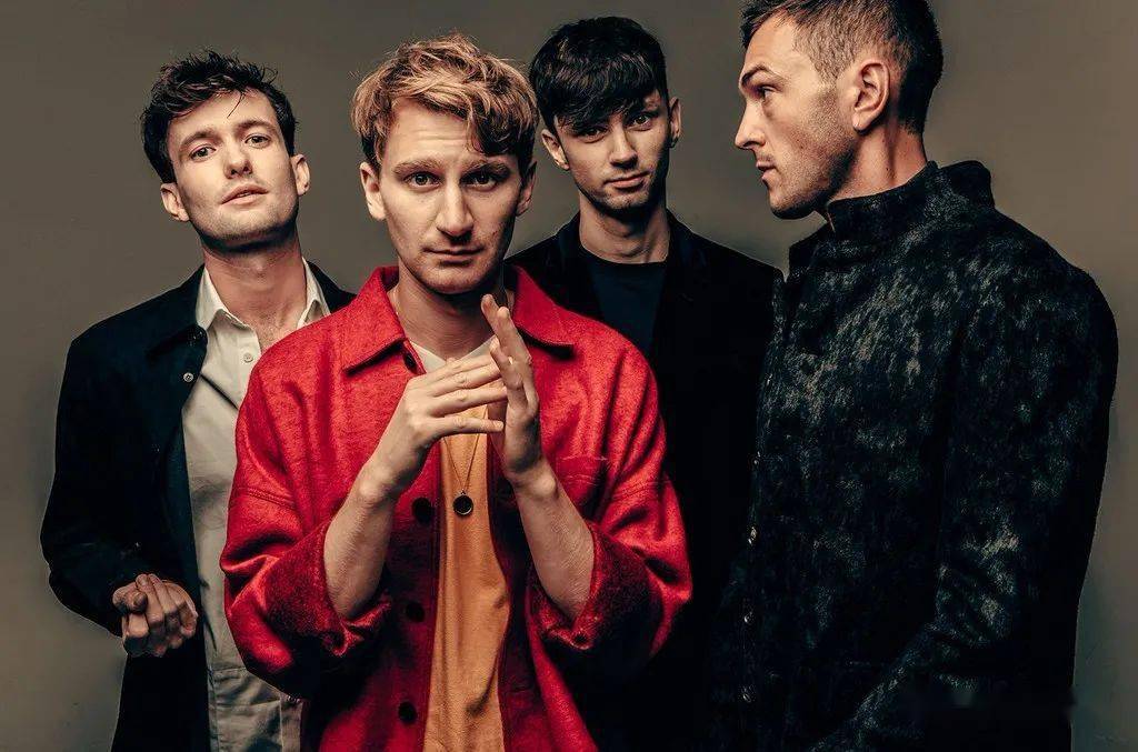 除此之外,主唱dave bayley的声线搭配上充满空间感的有活力的制作技巧