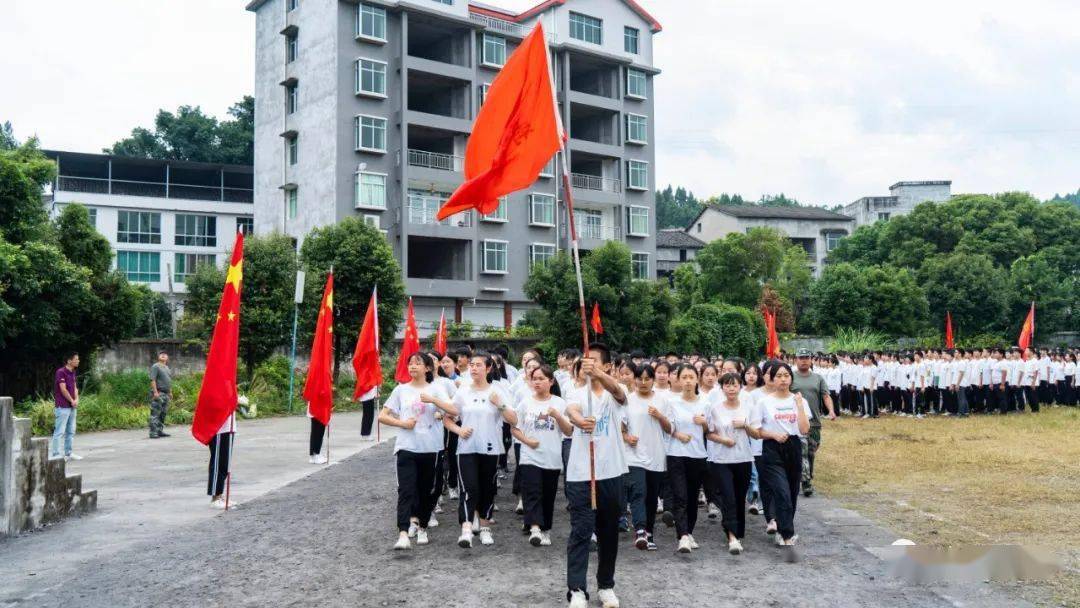 南部二中学德仁校区操场上呼号声震天
