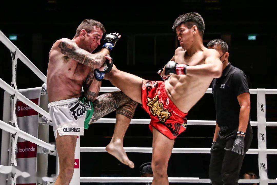 庞西里泰拳战绩153胜33负11平,是泰拳传奇善猜的得意弟子,他在泰国