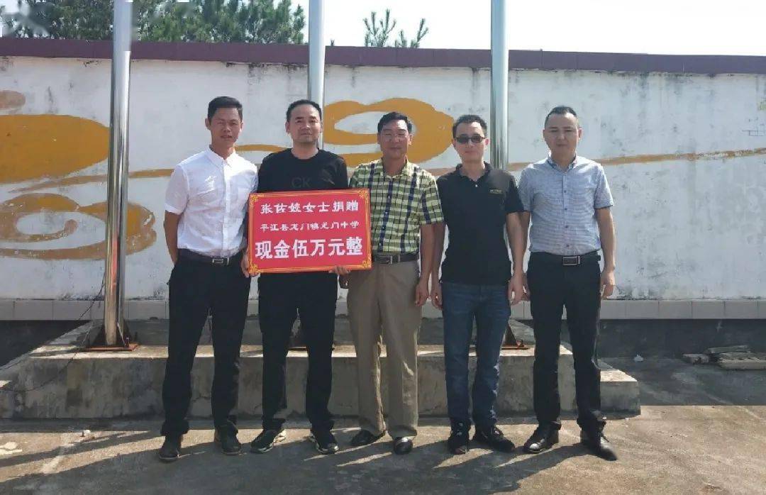 通过十年打拼,辗转几所学校,2010年,他走上长寿镇桂桥中学校长岗位.