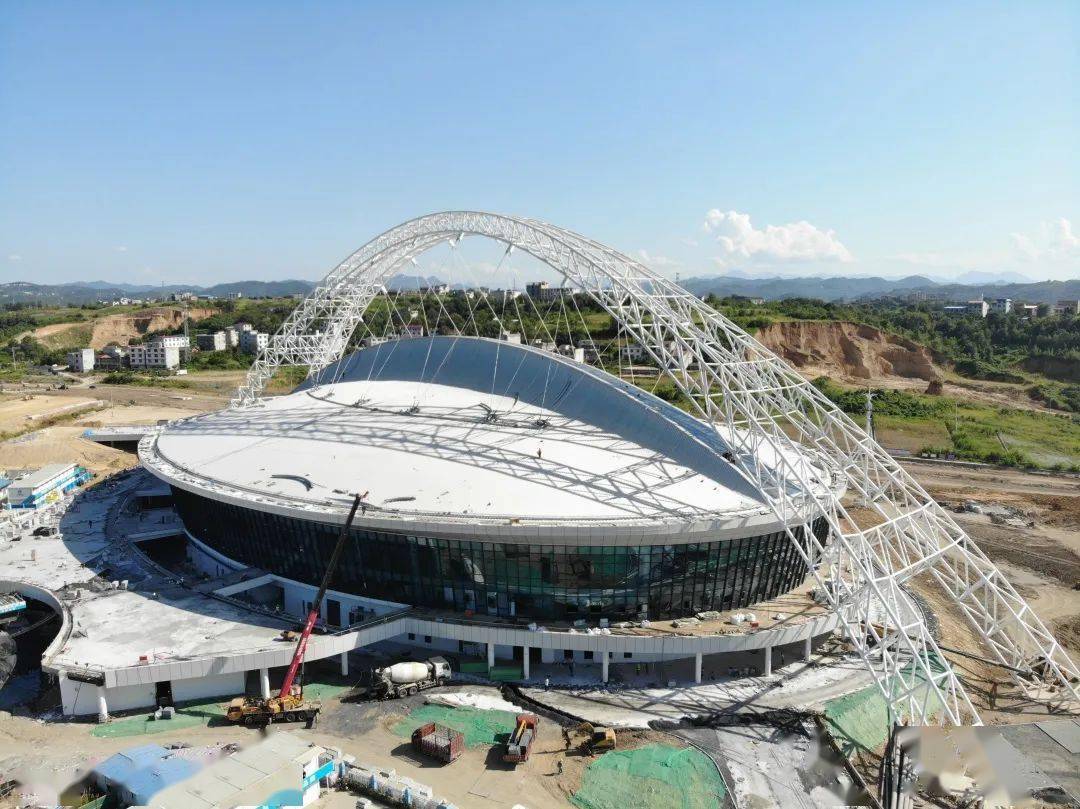 案例展示跨度桁架式双向钢拱安康体育馆