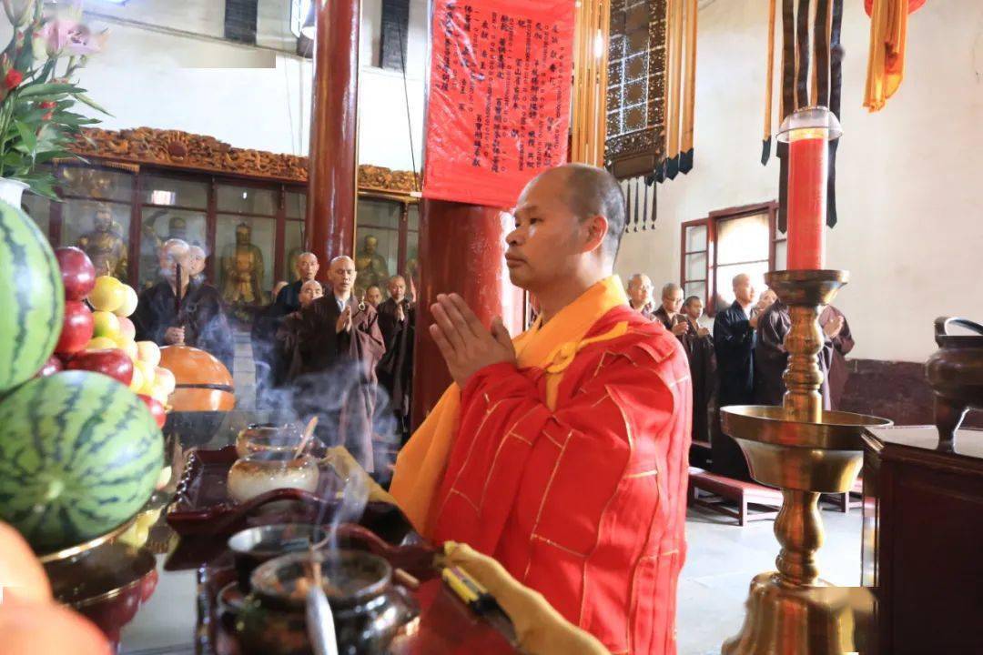 上午九时四十五分,真如禅寺方丈上纯下闻大和尚率大众于大雄宝殿内