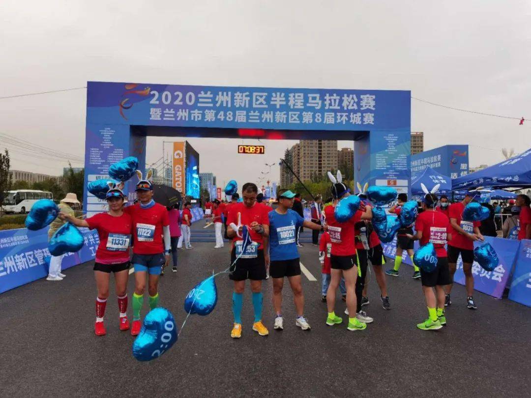 2020兰州新区半程马拉松赛鸣枪开跑奔跑的新区活力四射