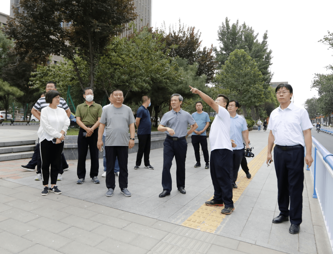 市城管局局长任建忠带队徒步检查城市管理工作