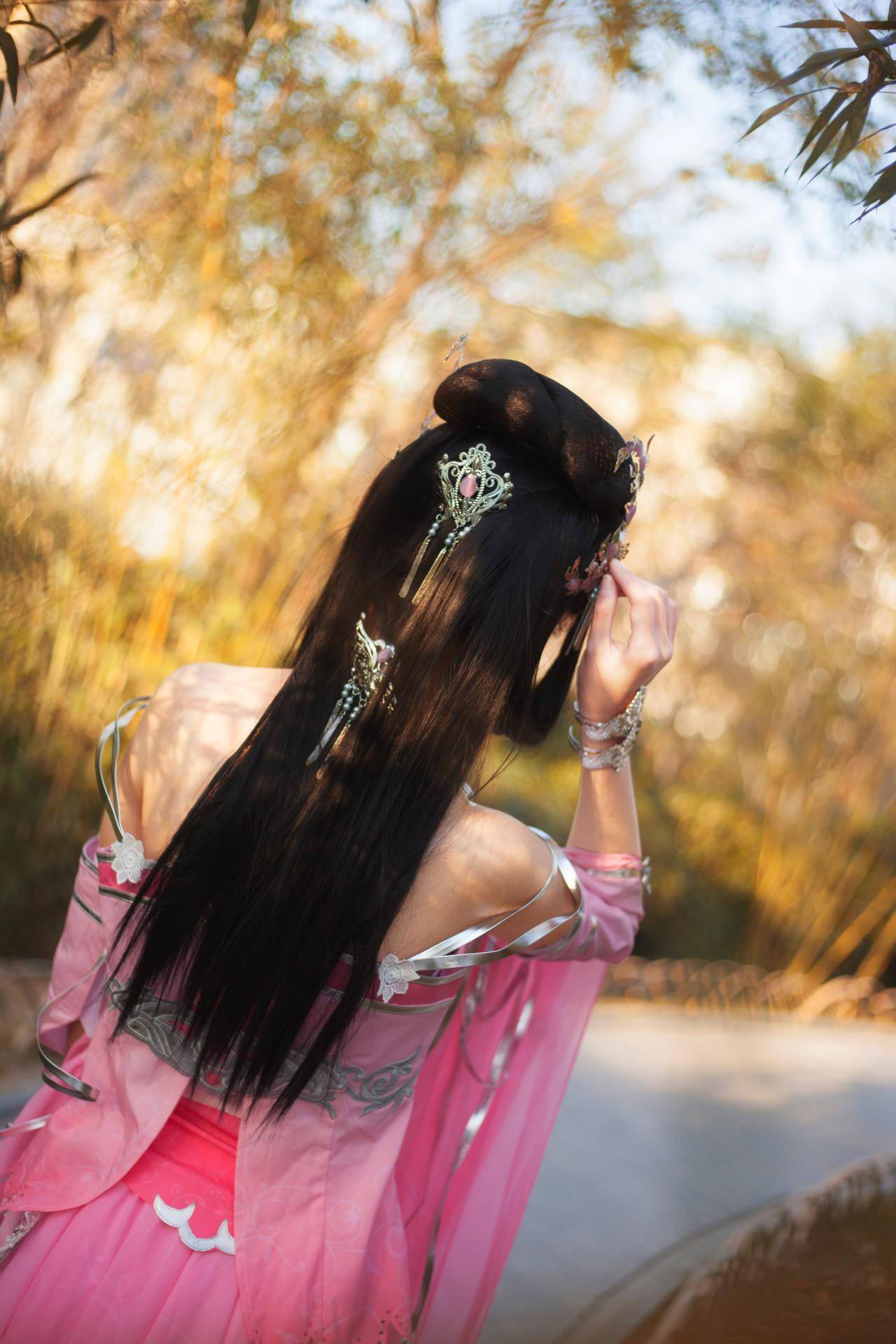 剑网三秦风秀姐cosplay阳光明媚