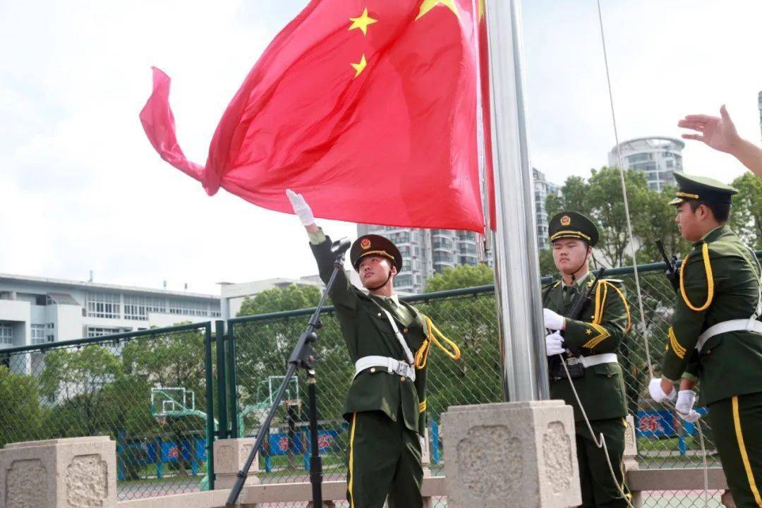 我校举行省市三好学生优秀学生干部颁奖仪式