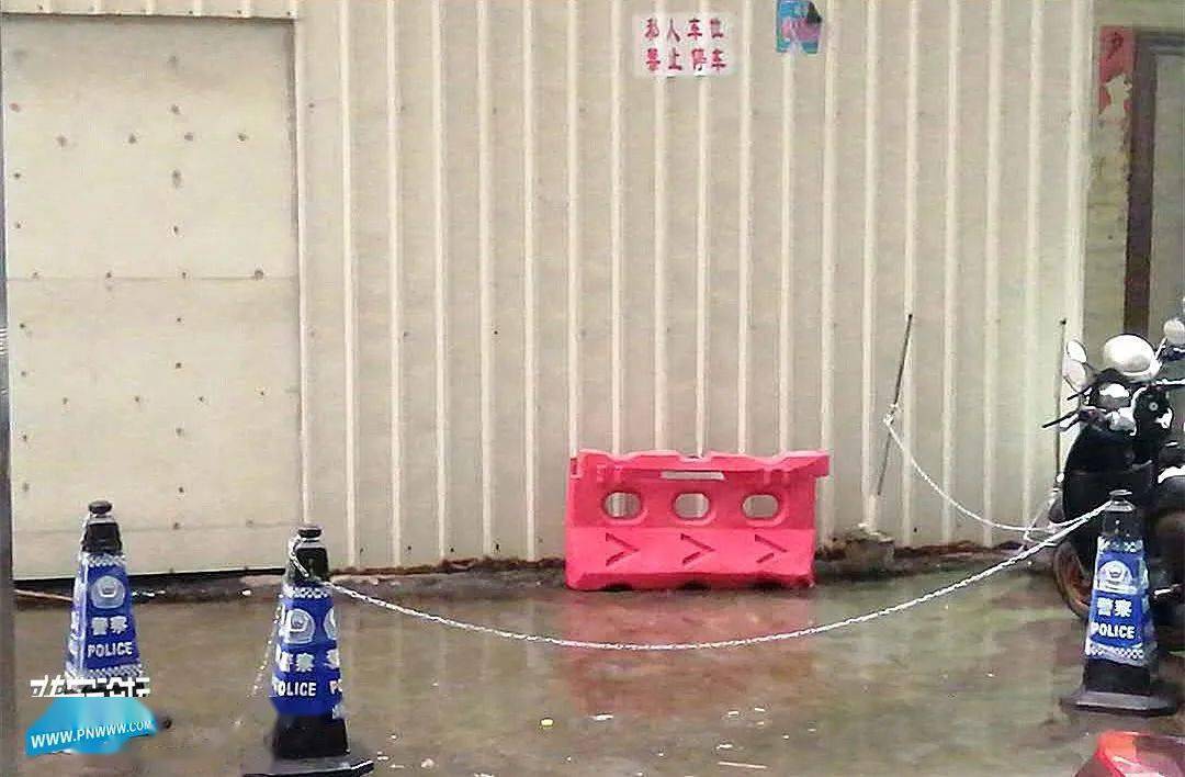 谁这么特殊用带有警察标识的雪糕筒占车位