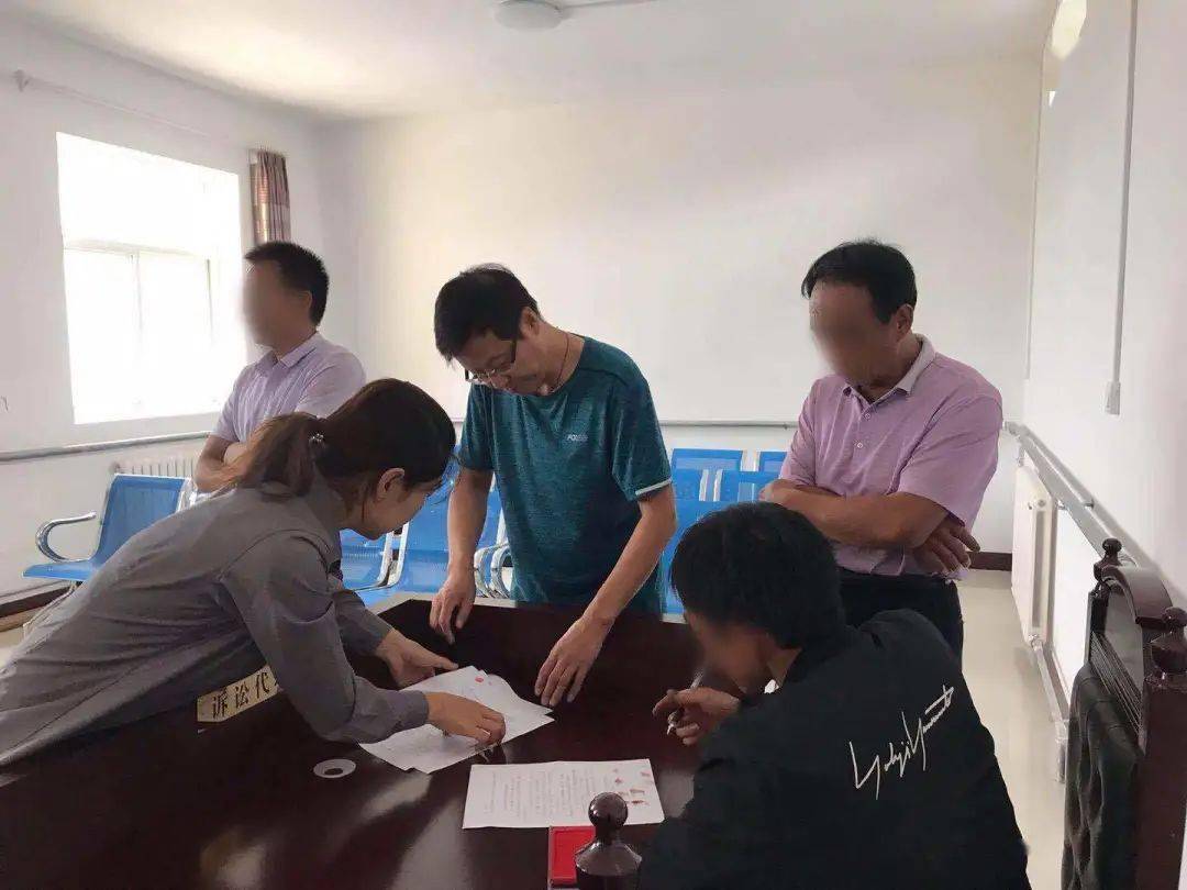 从律师到家属,一直从上午9点持续到下午2点,面对面,背对背做调解工作
