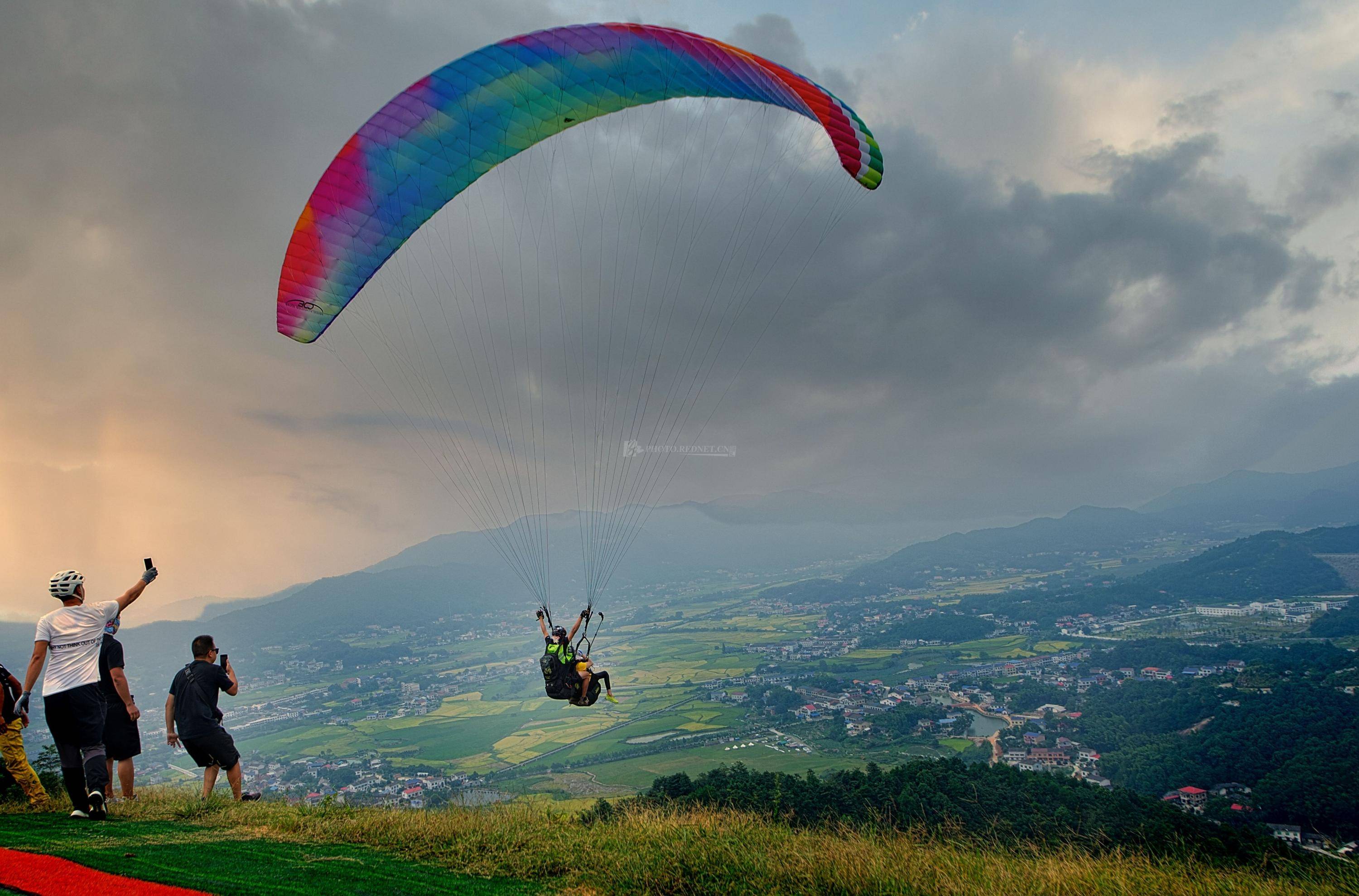"美人鱼"也能乘风破浪 长沙滑翔教练助轮友飞上天