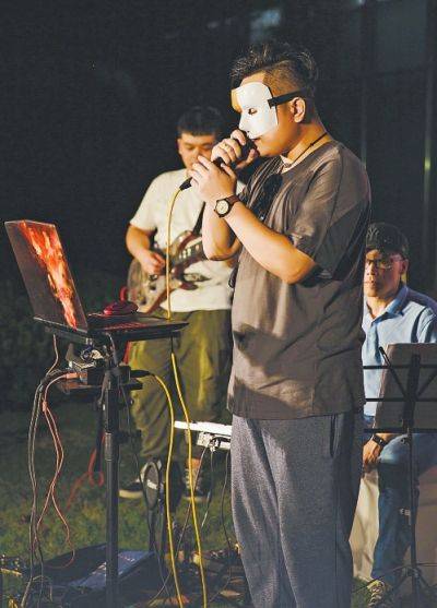 街头"蒙面"艺人黎骆四川小伙陈柏希有着郑州"小周深