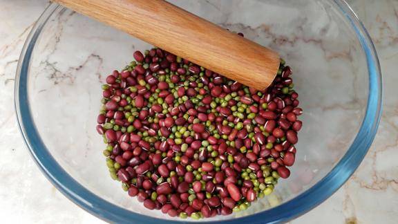 原来把红豆和绿豆放在一起这么好吃营养美味比包子馒头都简单