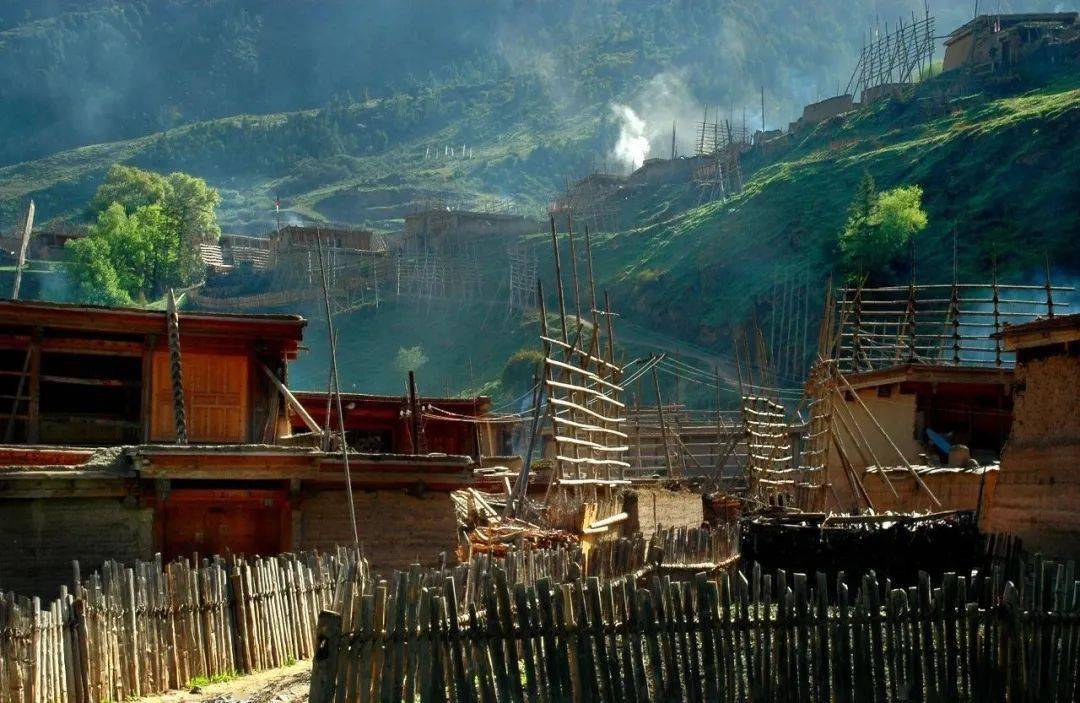 金秋九月,在卓尼县江车村和尼巴村,村民房顶上一块块太阳能板在蓝天的