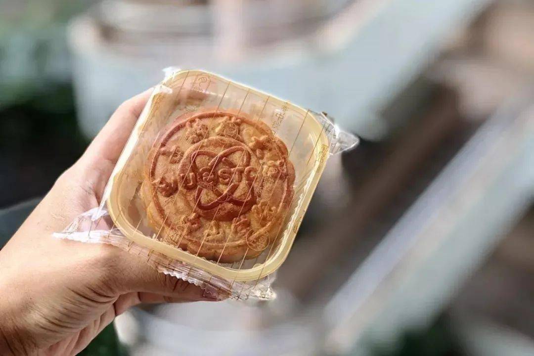 是自己家的大学莲峰君喊你领定制校徽月饼了