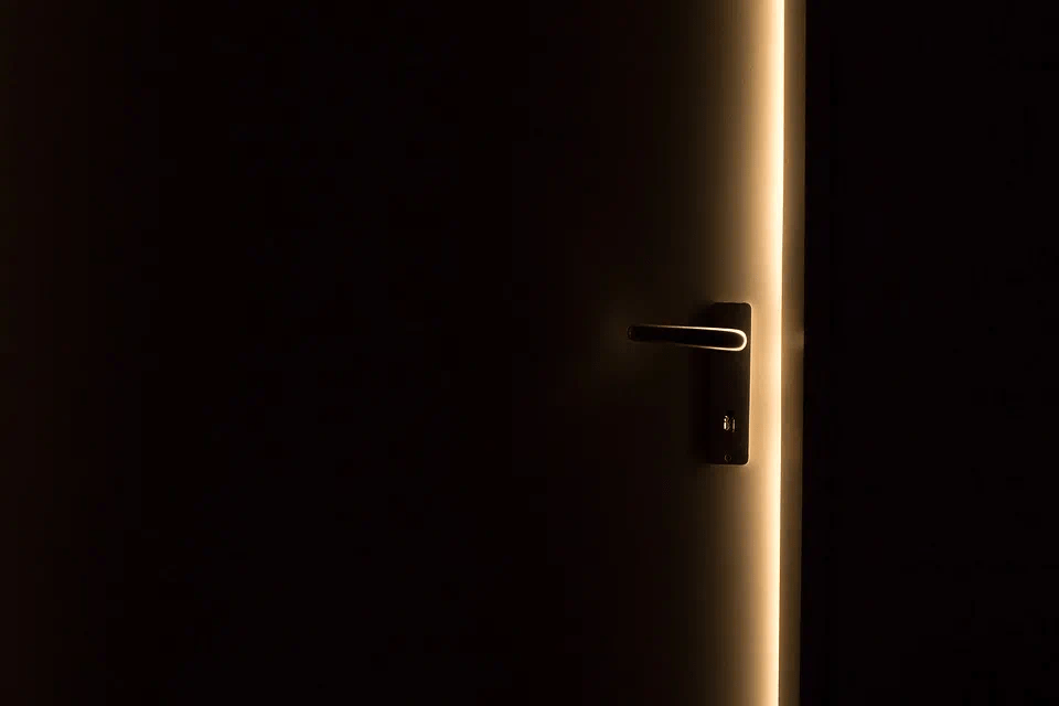门缝光影图片