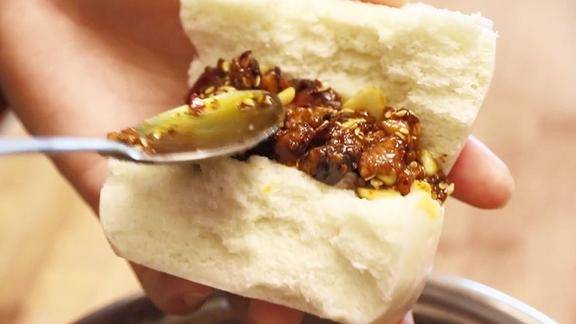 一直买酱吃第一次见香菇牛肉酱这样做看见李姐夹馍吃我馋了