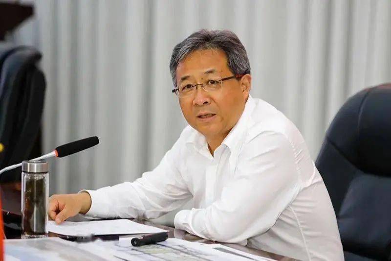 王昊带队先后来到高铁站vip候车区,上海路二期改造工程现场,高铁商务