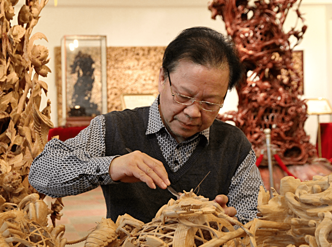 作品(左右滑动查看更多图片)尹志强/玉雕大师/国家级非遗"广州玉雕"项