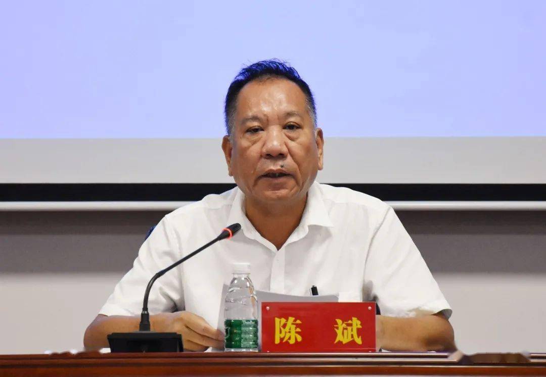 局长陈斌同志做党风廉政建设和反腐败工作专题讲话,会议由党组副书记