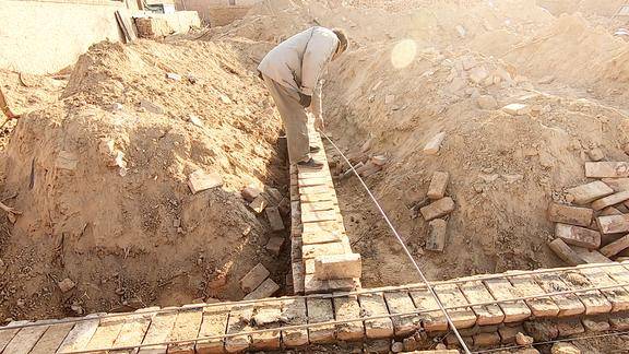 农村大哥盖房子用钢筋加固地基一层多花600块值不值