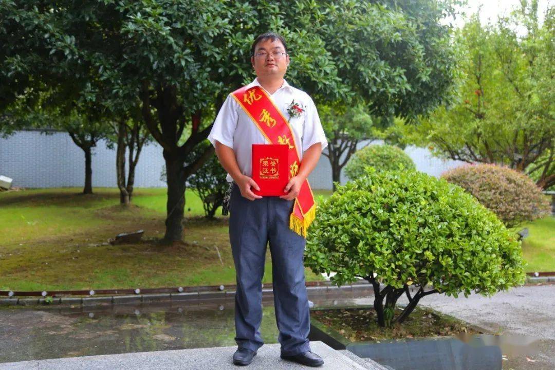 黎亮,中共党员,芷江一中数学教师,年级组副组长,2020年县优秀教师.